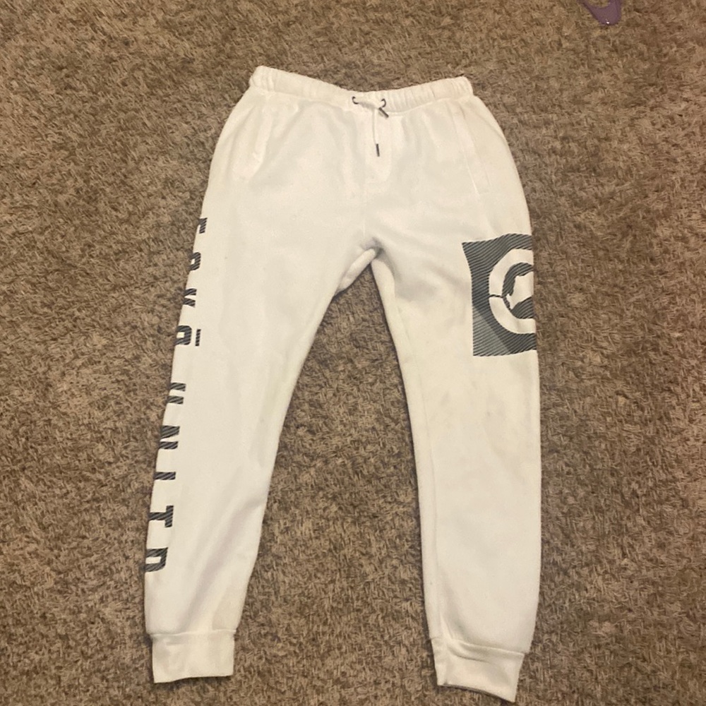 I am selling these white sweat pants from Eckō unltd.